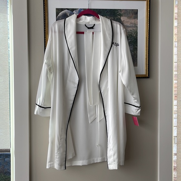 💕x2HP💕Kate Spade white Mrs. Robe - Picture 4 of 9